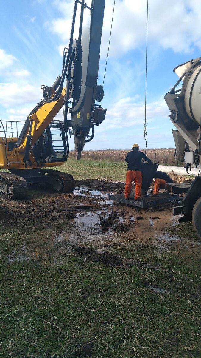 Pilotera y mixer en obra
