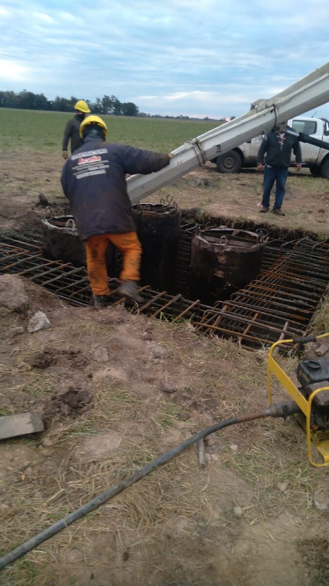 Personal de obra supervisando fundación