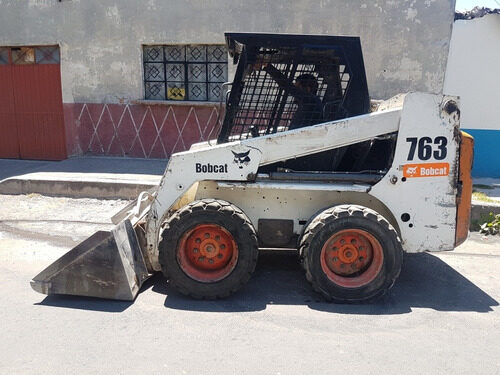 Minicargadora Bobcat 763 y camión Iveco Daily